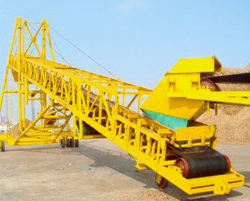Large mobile lifting conveyor
