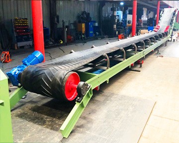 DT75 conveyor with herringbone belt